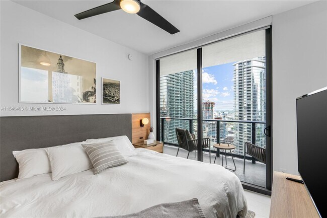 601 NE 1st Ave in Miami, FL - Building Photo - Building Photo