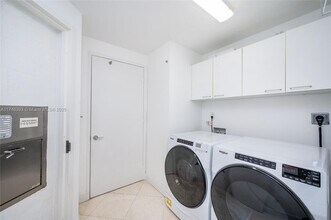 789 Crandon Blvd, Unit 502 in Key Biscayne, FL - Foto de edificio - Building Photo