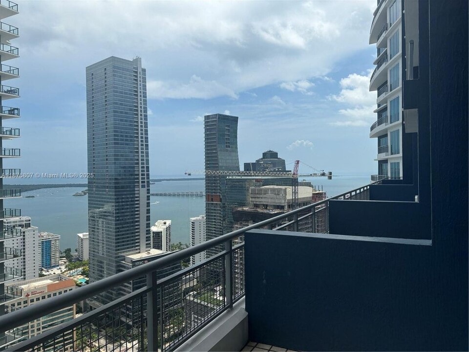 60 SW 13th St in Miami, FL - Building Photo