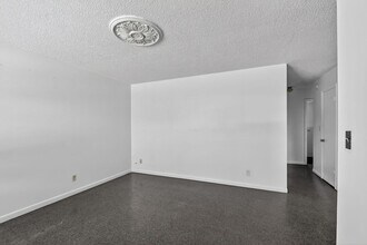 1406 Barton Rd in Lake Worth Beach, FL - Foto de edificio - Building Photo