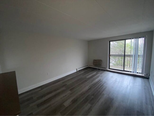 961 Southern Artery, Unit 1 in Quincy, MA - Foto de edificio - Building Photo