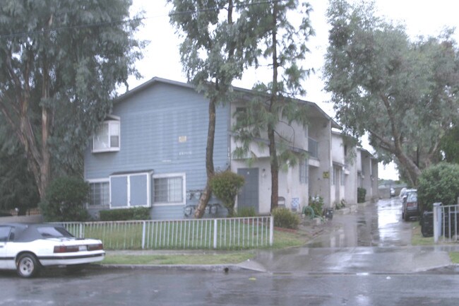 11251 Wright Rd in Lynwood, CA - Foto de edificio - Building Photo