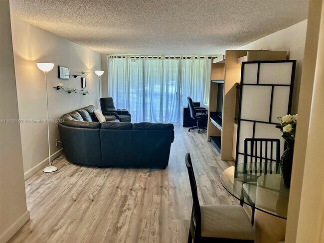 16175 Golf Club Rd, Unit 108 in Weston, FL - Building Photo - Building Photo