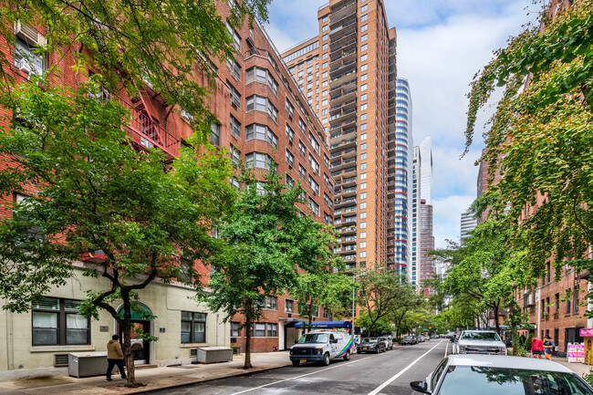 320 E 54th St in New York, NY - Foto de edificio - Building Photo