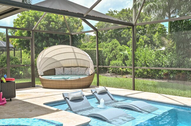 2305 Kings Lake Blvd in Naples, FL - Foto de edificio - Building Photo
