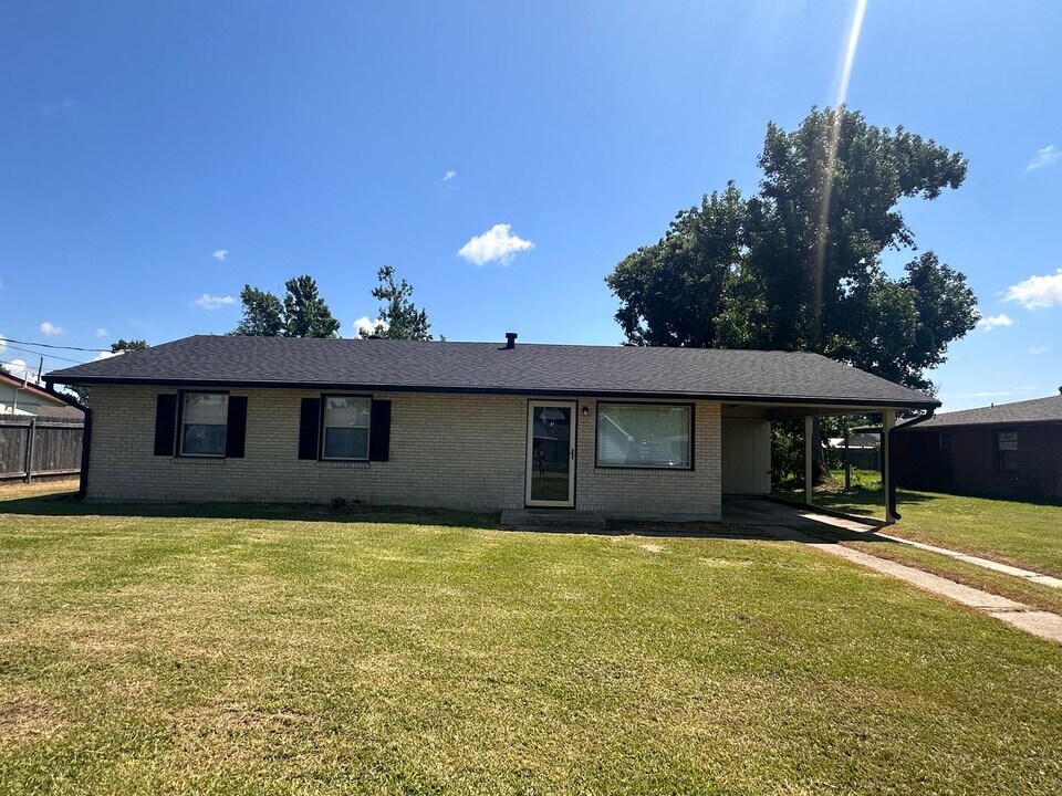 305 Louisiana Ave in Sulphur, LA - Building Photo