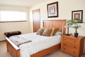 Foxtail Meadows Apartments in Pewaukee, WI - Foto de edificio - Building Photo