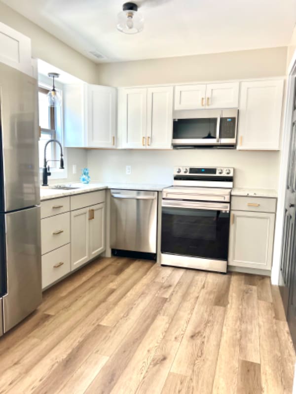 property at 8 Port W Ct