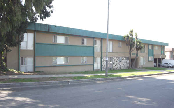 3200 W 99th St in Inglewood, CA - Building Photo - Building Photo