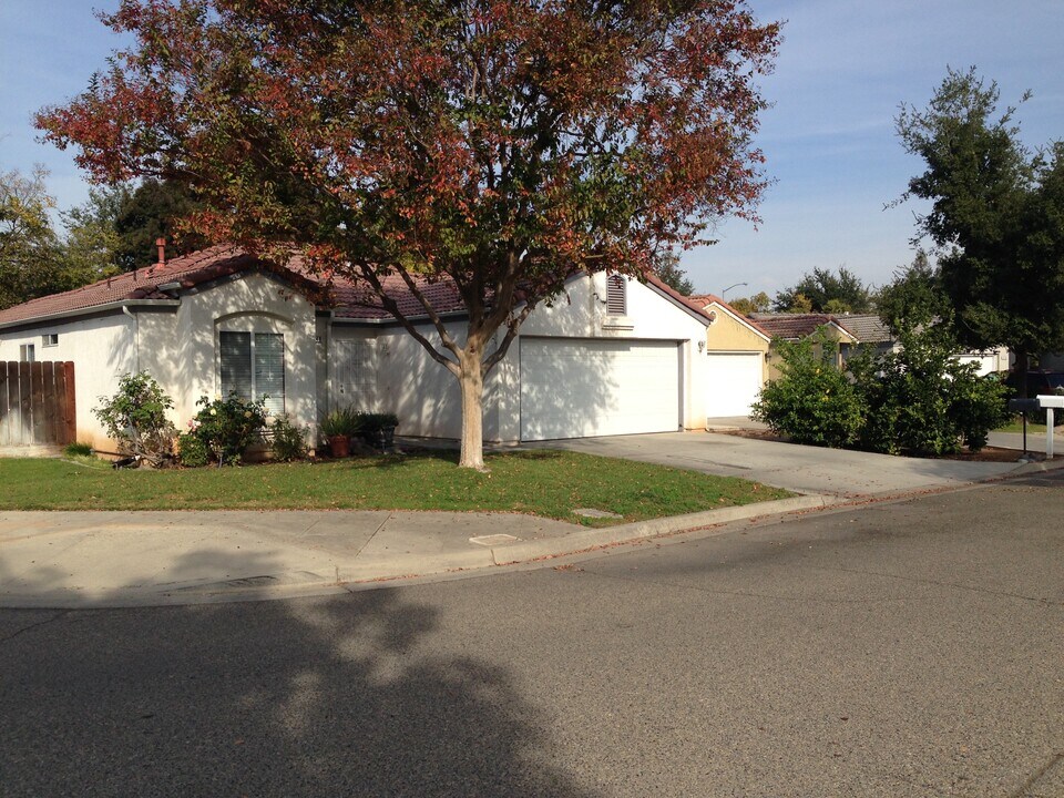 3440 W Tenaya Way in Fresno, CA - Building Photo