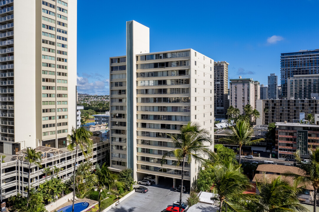 Seaside Tower in Honolulu, HI - Building Photo