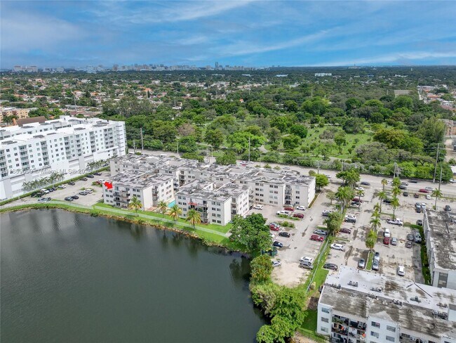 5501 NW 7th St in Miami, FL - Building Photo - Building Photo