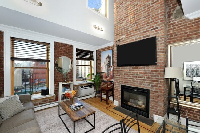 692 10th Ave in New York, NY - Building Photo - Building Photo