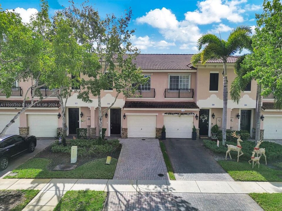 270 Las Brisas Cir in Weston, FL - Foto de edificio