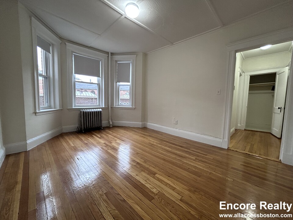 1244 Boylston St, Unit 4 in Boston, MA - Building Photo