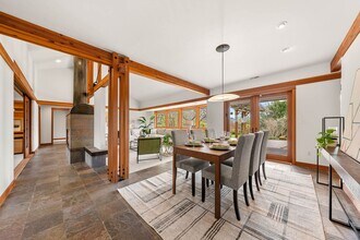 9815 Vineyard Crest in Bellevue, WA - Building Photo - Building Photo