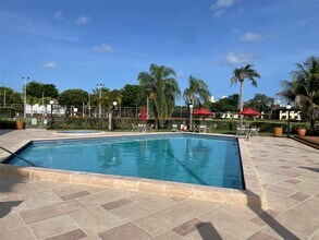 8054 Camino Ct in Miami, FL - Building Photo - Building Photo