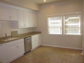 2283 Waltonia Dr in Montrose, CA - Foto de edificio - Building Photo