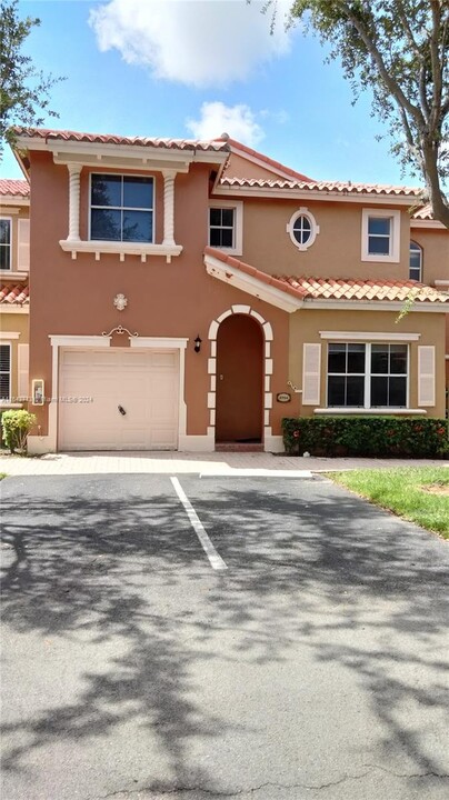 8424 NW 139th Terrace in Miami Lakes, FL - Building Photo