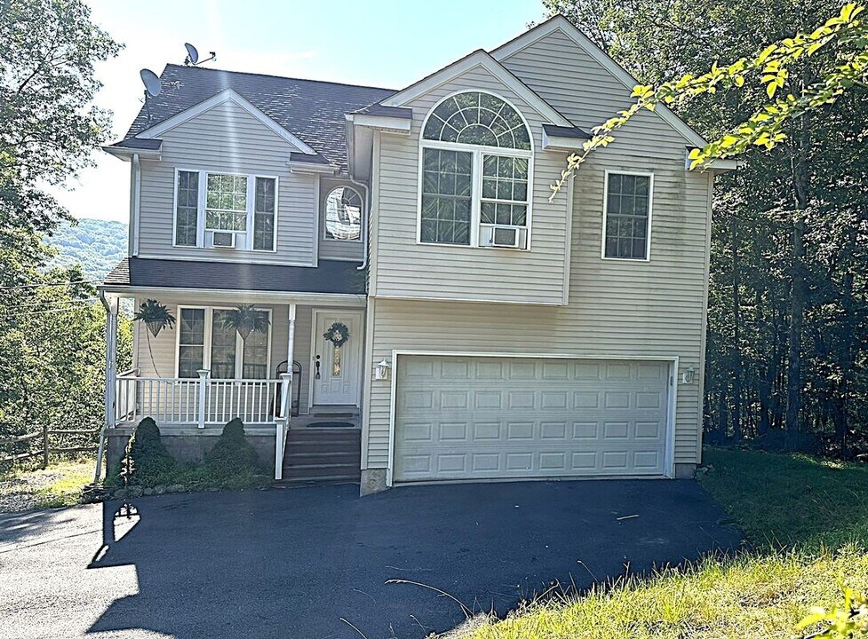 1094 Porter Dr in Bushkill, PA - Building Photo