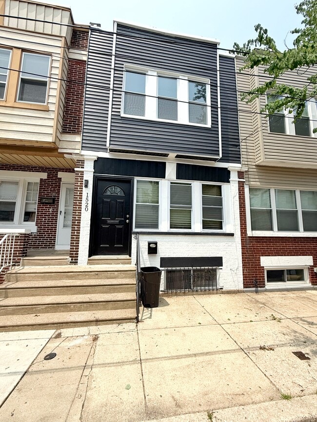 1520 S Myrtlewood St in Philadelphia, PA - Building Photo - Building Photo
