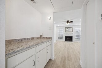 5807 Beverly Hill St in Houston, TX - Foto de edificio - Building Photo