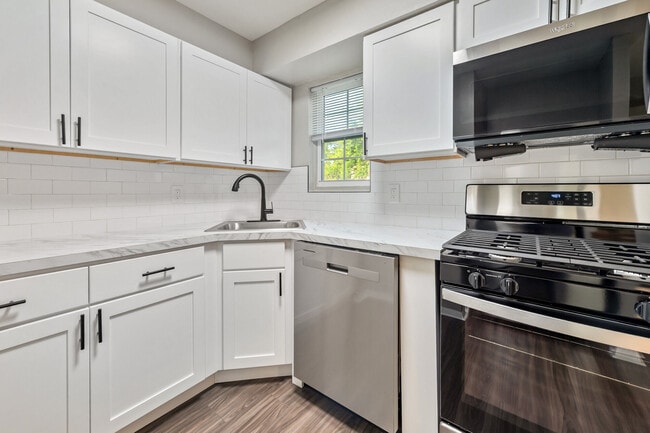 Fox Pointe in Hi-Nella, NJ - Foto de edificio - Building Photo