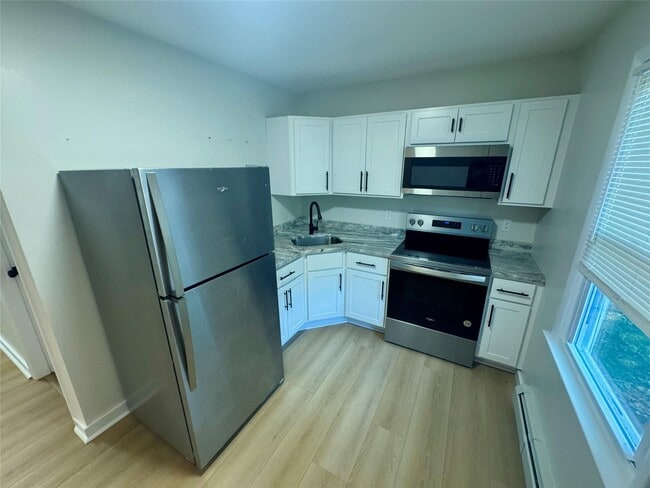 98 E Market St in Hyde Park, NY - Building Photo - Building Photo