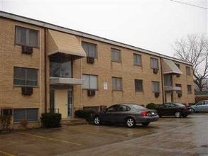 The Cherry Wood Apartments in Lakewood, OH - Building Photo - Building Photo