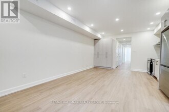 956 Fisher Ave in Ottawa, ON - Building Photo - Building Photo