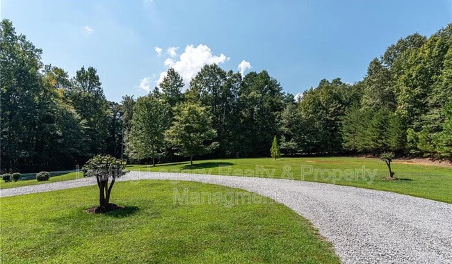 5009 Hidden Red Oak Dr in Mount Holly, NC - Building Photo - Building Photo
