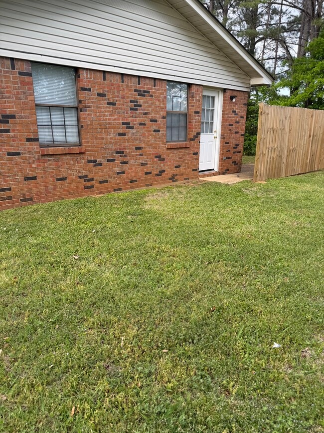 2200 Holmes St, Unit Holmes Street Duplex in Tupelo, MS - Foto de edificio - Building Photo