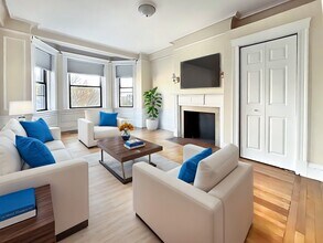 466 Commonwealth Ave, Unit 401 in Boston, MA - Building Photo - Building Photo