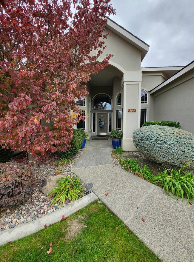 3703 S Keller St in Kennewick, WA - Foto de edificio - Building Photo