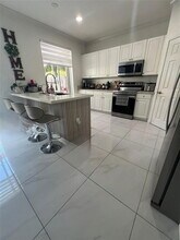 5621 NW 112th Ct in Doral, FL - Foto de edificio - Building Photo