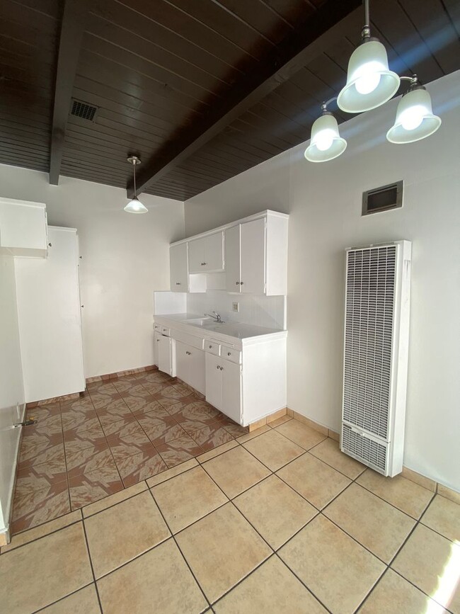 2222 Ridgeley Dr #10 in Los Angeles, CA - Building Photo - Interior Photo