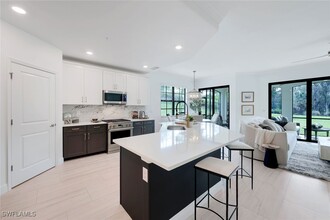 16348 Viansa Wy in Naples, FL - Foto de edificio - Building Photo