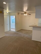 212 Woodland Pkwy in San Marcos, CA - Foto de edificio - Building Photo