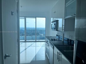 60 SW 13th St, Unit 1417 in Miami, FL - Foto de edificio - Building Photo