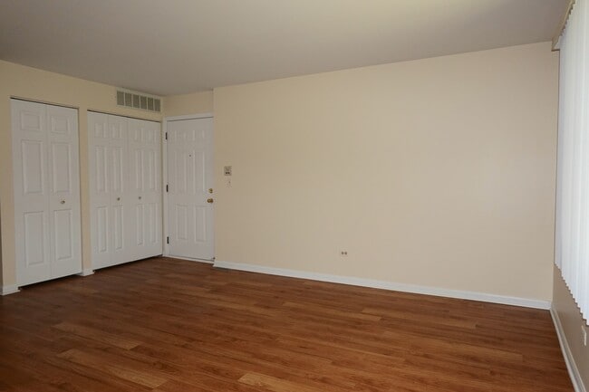 210 Crestview Dr in Wauconda, IL - Building Photo - Building Photo
