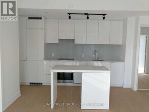 7-1717 Grenville St in Toronto, ON - Building Photo - Building Photo