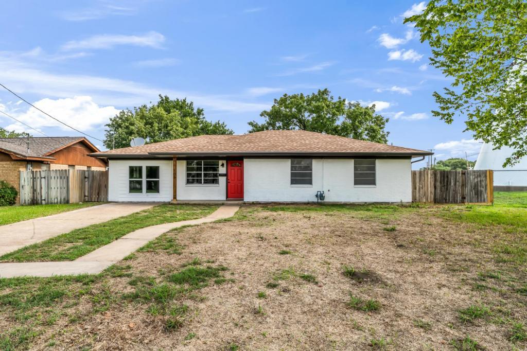 105 S Broadway St in Caldwell, TX - Building Photo