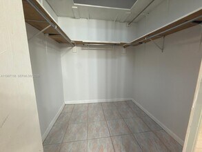 950 SW 138th Ave in Pembroke Pines, FL - Foto de edificio - Building Photo