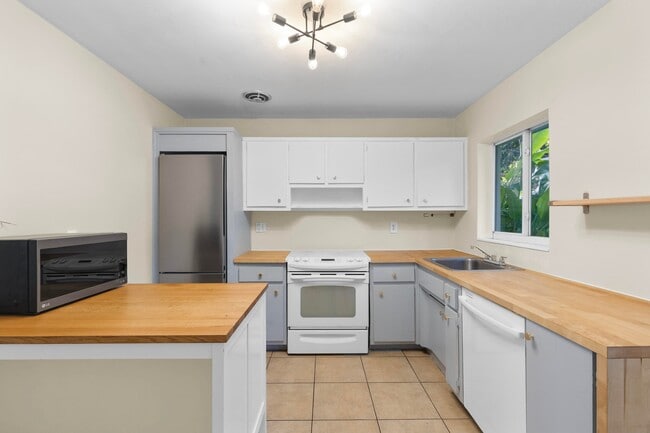 170 NW 7th St in Boca Raton, FL - Building Photo - Building Photo
