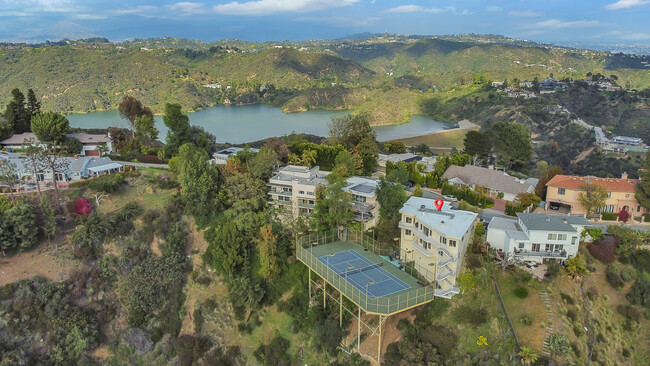 1991 Stradella Rd in Los Angeles, CA - Building Photo - Building Photo