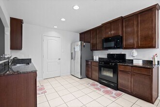 2022 Borthwick Ln in Conroe, TX - Foto de edificio - Building Photo