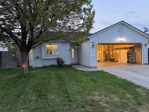 1015 Flint Dr in Caldwell, ID - Building Photo - Building Photo