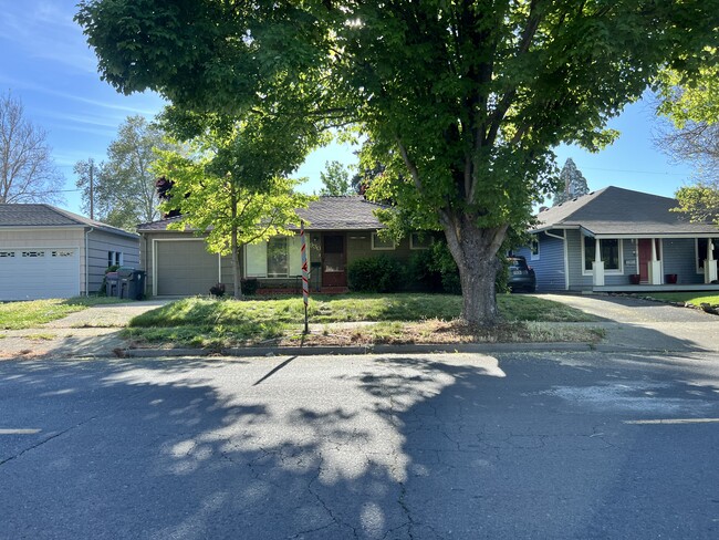 930 S Holly St in Medford, OR - Foto de edificio - Building Photo