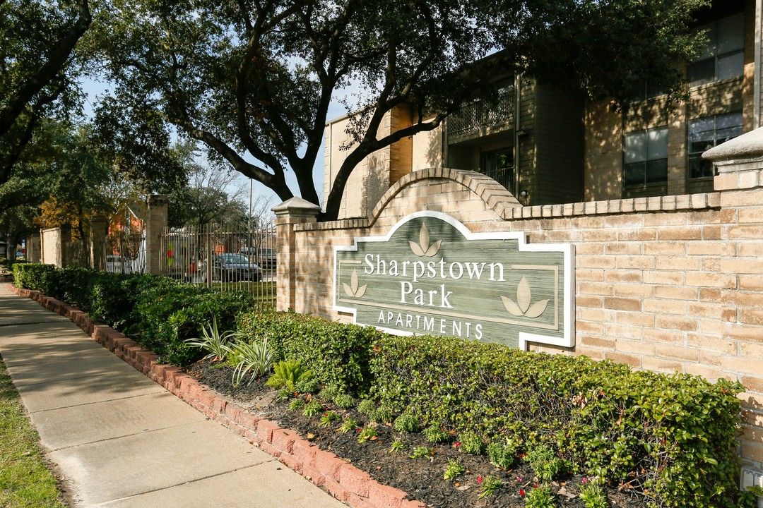 Sharpstown Park in Houston, TX - Building Photo