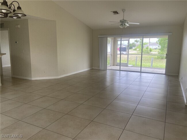 912 Durden Pkwy in Cape Coral, FL - Foto de edificio - Building Photo